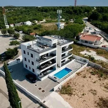 Elite Whit Pool * טרוגיר